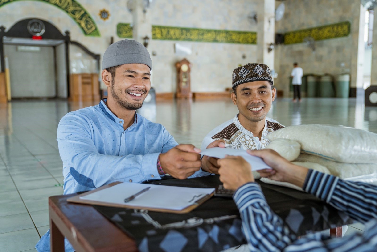 siapa Yang Berhak Menerima Zakat 3 yang berhak menerima zakat