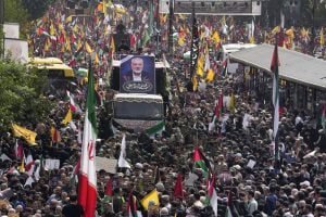 Kronologi Meninggalnya Ismail Haniyeh 1 Iranians follow a truck, center, carrying the coffins of Hamas leader Ismail Haniyeh and his bodyguard who were killed in an assassination blamed on Israel on Wednesday, during their funeral ceremony at Enqelab-e-Eslami (Islamic Revolution) Sq. in Tehran, Iran, Thursday, Aug. 1, 2024. (AP Photo/Vahid Salemi) Foto: AP/Vahid Salemi
