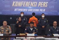 Dittipidsiber Bareskrim Polri menggelar rilis pengungkapan dugaan ilegal akses dan menyebarkan data BKN oleh guru honorer di Banyuwangi. (Foto: PMJ News)