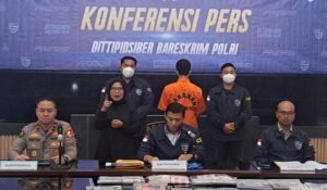 Guru Honorer di Banyuwangi Ditangkap Usai Bobol Data BKN, Raup Keuntungan hingga Rp120 Juta 1 Dittipidsiber Bareskrim Polri menggelar rilis pengungkapan dugaan ilegal akses dan menyebarkan data BKN oleh guru honorer di Banyuwangi. (Foto: PMJ News)