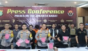 Siram Air Keras ke Polisi Saat Bubarkan Tawuran di Jakarta Barat, 3 Pelaku Ditangkap 1 Polisi menangkap tiga pelaku penyiraman air keras terhadap dua anggota Tim Patroli Perintis Presisi Polda Metro Jaya. (Foto: PMJ News)