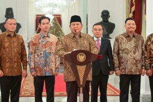 Resmi Dilantik! Ini Daftar Lengkap Menteri dan Wakil Menteri Kabinet Merah Putih 2024 1 Presiden Prabowo Subianto mengumumkan sejumlah wakil menteri yang akan membantu jajaran menterinya dalam Kabinet Merah Putih periode 2024-2029. Foto: BPMI Setpres