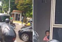 Seorang pria membawa senjata tajam menyandera anak kandungnya sendiri di Pos Polisi Pejaten Village, Pasar Minggu, Jakarta Selatan. (Foto: PMJ News/Xcom)