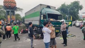 Viral! Truk Kontainer Ugal-Ugalan Tabrak Puluhan Kendaraan di Tangerang, Begini Kondisi Sopir dan Update Data Korban 1 Truk Kontainer ugal ugalan di Kota Tangerang. (Foto: PMJ/Ist)