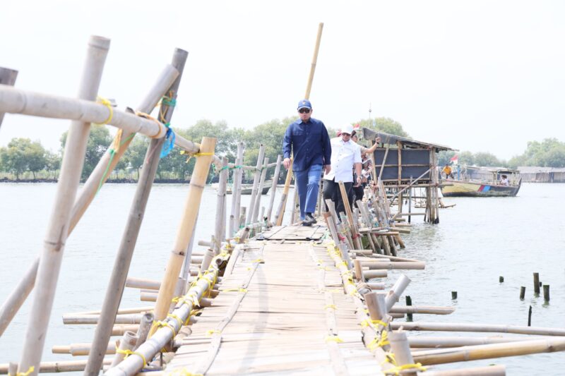 Menteri ATR/BPN Nusron Wahid saat meninjau langsung pagar laut Tangerang. (Foto: Dok. Kementerian ATR BPN)