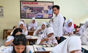 Wapres Gibran Tinjau Program Makan Bergizi Gratis di SMA Negeri 10 Surabaya, Menu Unik Tanpa Nasi Jadi Sorotan 1 Wapres Gibran meninjau langsung pelaksanaan program tersebut di SMA Negeri 10 Surabaya. (Foto: Dok. wapresri.go.id)