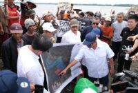 Menteri ATR Nusron Wahid meninjau lokasi terbitnya Sertipikat Hak Guna Bangunan (HGB) di atas laut yang berada di Kabupaten Bekasi. (Foto: Dok. Kementerian ATR)