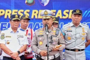 Gelar Operasi Keselamatan 2025, Polda Metro Jaya Amankan 100 Kendaraan Travel Gelap Tanpa Izin 1 Polda Metro Jaya mengungkap adanya ratusan kendaraan travel ilegal yang beroperasi tanpa izin dan asuransi. (Foto: Dok. Humas Polri)