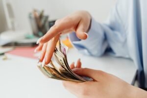 KPK Telusuri Kasus Korupsi Pengolahan Anoda Logam yang Merugikan Negara Rp100 Miliar, Dirut PT Loco Montrado Turut Diperiksa 1 Ilustrasi kasus korupsi di PT Antam. (Foto: Pexels)