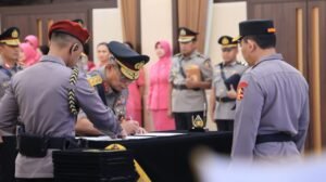 Kapolri Jenderal Listyo Sigit Prabowo memimpin upacara serah terima jabatan (Sertijab) 23 perwira tinggi Polri i, termasuk pelantikan 10 Kapolda baru. (Foto: Dok. tribratanews.sumbar.polri.go.id)