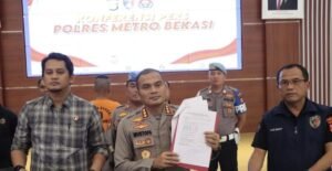 Polres Bekasi Gerebek Sindikat Pungli THR di Pasar Induk Cibitung! 3 Pelaku Ditangkap dan 2 Lainnya Masih Buron 1 Pungli THR di Pasar Induk Cibitung terbongkar! Polres Bekasi menangkap tiga pelaku dan memburu dua DPO yang masih kabur. (Foto: Dok. Polres Metro Bekasi)