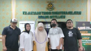 Tersangka YE, buronan kasus korupsi dana KUR Rp800 juta, akhirnya ditangkap tim SIRI Kejaksaan Agung di Musi Banyuasin. (Foto: Dok. Kejagung)