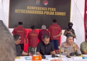 Mengejutkan! Polisi Temukan Pabrik Sabu di Sebuah Rumah Mewah di Medan, 4 Pelaku dan 100 kg Barang Bukti Diamankan 1 Polisi gerebek rumah mewah di Medan yang dijadikan tempat kemas sabu. Total 100 kg siap edar. 4 pelaku diamankan. (Foto: Instagram @ditresnarkoba_sumut)