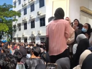 Membludak! 25 Ribu Orang Padati Job Fair di Cikarang, Lapangan Terbatas Bikin Pelamar Tumbang 1 Job fair di Cikarang Bekasi diserbu 25 ribu pelamar, padahal hanya tersedia 3.000 lowongan dari berbagai perusahaan. (Foto: Instagram @cikarang.people)