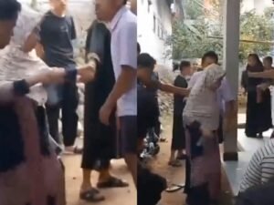 Dituduh Menculik Anak, Seorang Nenek di Cianjur Jadi Sasaran Amuk Warga hingga Terluka, Begini Kronologinya 1 Viral video seorang nenek dipukul warga karena dugaan menculik, padahal hanya minta tolong untuk berjalan. (Foto: Tangkap layar X @dhemit_is_back)