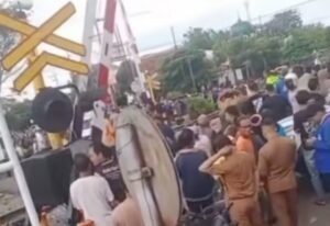 Tragedi Maut di Perlintasan Magetan! KA Malioboro Hantam 7 Motor, 4 Tewas dan 3 Luka Berat, Ini Penyebabnya 1 Kecelakaan KA Malioboro di Magetan menewaskan 4 orang dan 3 luka berat akibat kelalaian pembukaan palang. (Foto: Instagram @jabodetabekinfo24jam)