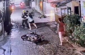 Aksi Heroik Ibu Rumah Tangga Gagalkan Pencurian Motor di Bandung Viral, Begini Kronologinya 1 Kasus pencurian motor kembali viral setelah seorang ibu di Bandung berhasil menangkap pelaku tanpa bantuan polisi. (Foto: Tangkap layar Youtube Jakut Viral)