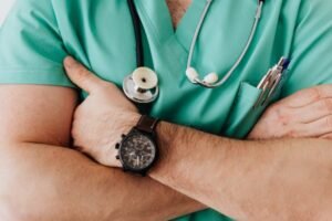 Kisruh Mutasi Dokter Kemenkes Makin Panas, PB IDI Minta Menteri Kesehatan Turun Tangan 1 Ilustrasi. IDI desak pembatalan mutasi dokter Kemenkes yang dianggap sepihak dan ganggu stabilitas layanan kesehatan nasional. (Foto: Pexels)