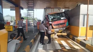 Truk Kelebihan Muatan dan Rem Blong Tabrak GT Ciawi 2 Tol Jagorawi, Tiga Gardu Rusak 1 Kecelakaan akibat truk kelebihan muatan di GT Ciawi 2 sebabkan kerusakan, dugaan muatan capai 25 ton. (Foto: Dok. Polresta Bogor Kota)