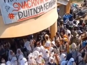Viral! Pelajar SMAN 9 Tambun Selatan Protes Dugaan Pungutan Dana Tak Jelas dan Fasilitas Sekolah yang Buruk 1 Pelajar SMAN 9 Tambun Selatan demo tuntut kejelasan pungutan dana dan perbaikan fasilitas belajar yang rusak. (Foto: Instagram @jabodetabek24info)