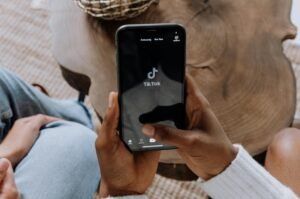 Usai Akuisisi Tokopedia, TikTok Shop Indonesia Pangkas Ratusan Karyawan Demi Tekan Biaya Operasional 1 Raksasa e-commerce TikTok Shop kembali lakukan PHK massal, berdampak pada ratusan pekerja dari berbagai divisi. (Foto: Pexels)