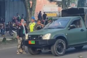 Nyaris Adu Jotos! Mobil TNI Yonif 412 Dicegat dan Ditendang Anggota Ormas GPK Saat Konvoi di Jalan Raya Magelang, Begini Kronologinya 1 Ketegangan terjadi saat mobil TNI dihentikan ormas GPK, tindakan agresif hampir timbulkan kericuhan besar. (Foto: Instagram @infokomando.official)