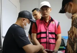 Terseret Skandal Suap Vonis Bebas Grup CPO, Mantan Ketua PN Jaksel Kembalikan Uang Rp6,9 Miliar ke Kejagung 1 Suap vonis bebas Wilmar Group terbongkar, M Arif Nuryanta serahkan Rp 6,9 miliar ke Kejagung sebagai bukti hukum. (Foto: Youtube KEJAKSAAN RI)