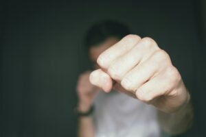 Kronologi lengkap tiga orang dikeroyok oleh sekelompok pelaku berseragam, polisi masih lakukan penyelidikan intensif. (Foto: Unsplash)