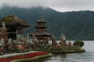 Tak Tertandingi! Bali Dinobatkan Sebagai Pulau Paling Indah di Dunia Tahun 2025, Daya Tarik Alami dan Tradisi Kuno Pikat Turis Global 1 Pulau paling indah di dunia kini disandang Bali, gabungan keindahan alam, budaya, dan petualangan wisatawan. (Foto: Pexels)
