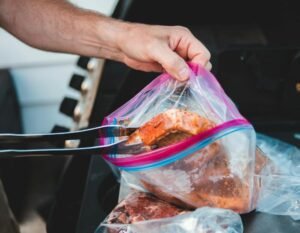 Viral! Daging Kurban di Bekasi Diperjualbelikan dengan Sistem Kupon, Warga Diminta Bayar Rp15 Ribu per Kantong 1 Ilustrasi. Penjualan daging kurban secara kupon di Bekasi viral, warga soroti tindakan ormas yang diduga menyalahgunakan amanah sosial. (Foto: Pexels)