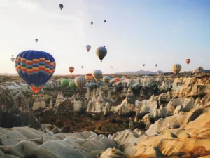 Wisata Balon Udara di Turki Berujung Maut, 19 WNI Terluka dan Pilot Tewas Tertimpa Keranjang 1 Ilustrasi. Kecelakaan balon udara di Turki tewaskan pilot dan lukai 19 WNI, ini kronologi lengkap insidennya. (Foto: Pexels)
