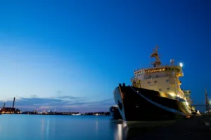 Simak jadwal kapal Ambon Surabaya Februari 2026 lengkap dengan harga tiket dan durasi perjalanan terbaru. (Foto: Unsplash)