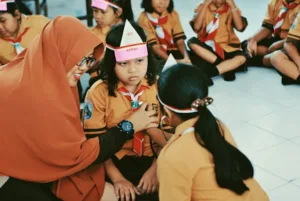 Perbedaan Wali Asuh dan Wali Asrama Sekolah Rakyat yang Wajib Dipahami 1 Ilustrasi. Ketahui perbedaan wali asuh dan wali asrama Sekolah Rakyat agar memahami sistem pendampingan serta pengelolaan kehidupan siswa. (Foto: Unsplash)
